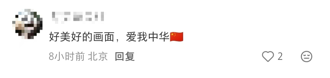龙舟队员偶遇子弟兵,挥手互动暖哭网友(图2) 龙舟队员偶遇子弟兵,挥手互动暖哭网友(图2)