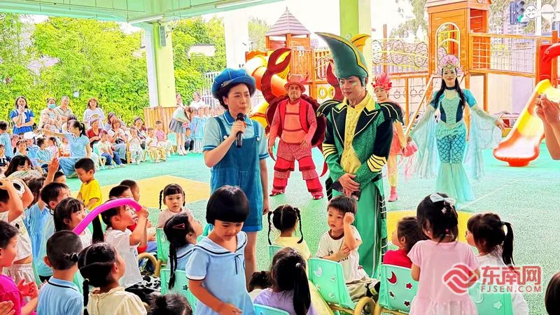 福建省杂技团‘六月儿童欢乐季’走进省直广厦幼儿园福峰分园(图2) 福建省杂技团‘六月儿童欢乐季’走进省直广厦幼儿园福峰分园(图2)