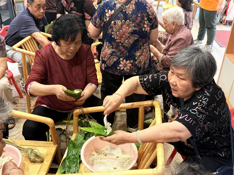 零工驿站端午活动：陪伴企业退休老人包粽子送温情(图1)