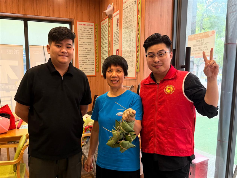 零工驿站端午活动：陪伴企业退休老人包粽子送温情(图2)