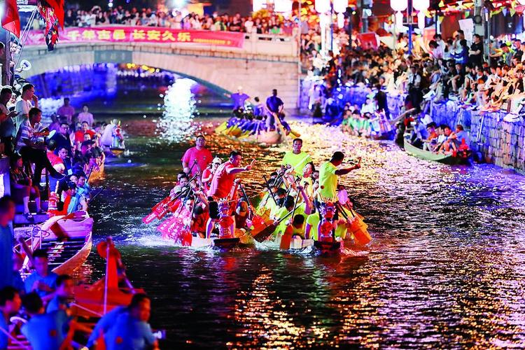 福州长乐三溪村夜赛龙舟,600年非遗灯火璀璨引央视关注(图1) 福州长乐三溪村夜赛龙舟,600年非遗灯火璀璨引央视关注(图1)