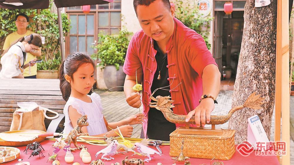 非遗匠人教孩子做端午粽编,亲子体验传统手艺(图1) 非遗匠人教孩子做端午粽编,亲子体验传统手艺(图1)