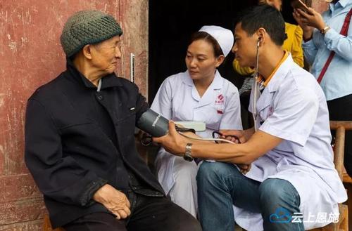 山区老人看病不再难:村卫生所能刷医保,拿药方便了(图2) 山区老人看病不再难:村卫生所能刷医保,拿药方便了(图2)