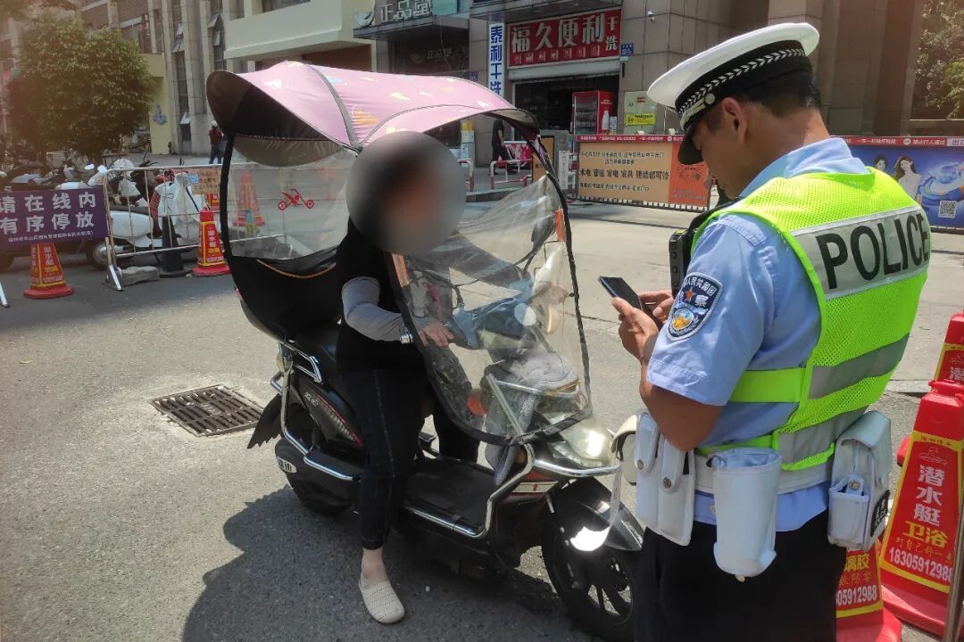电动车加装雨篷隐患大,福州交警严查整治(图3) 电动车加装雨篷隐患大,福州交警严查整治(图3)