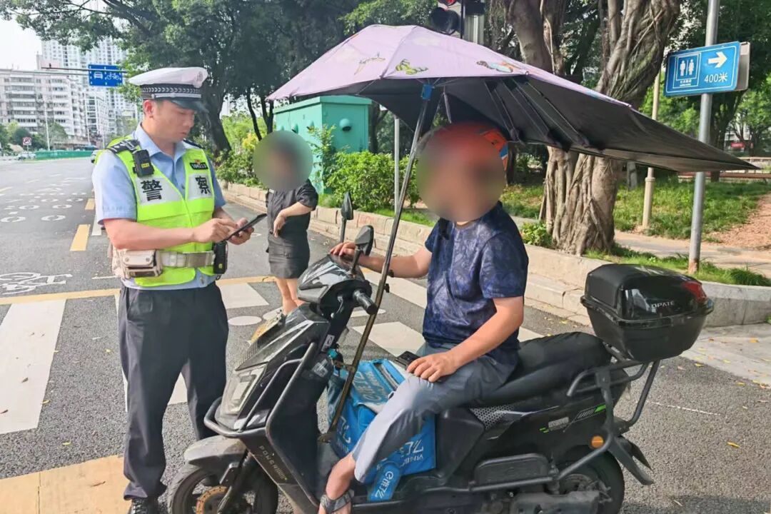 电动车加装雨篷隐患大,福州交警严查整治(图4) 电动车加装雨篷隐患大,福州交警严查整治(图4)