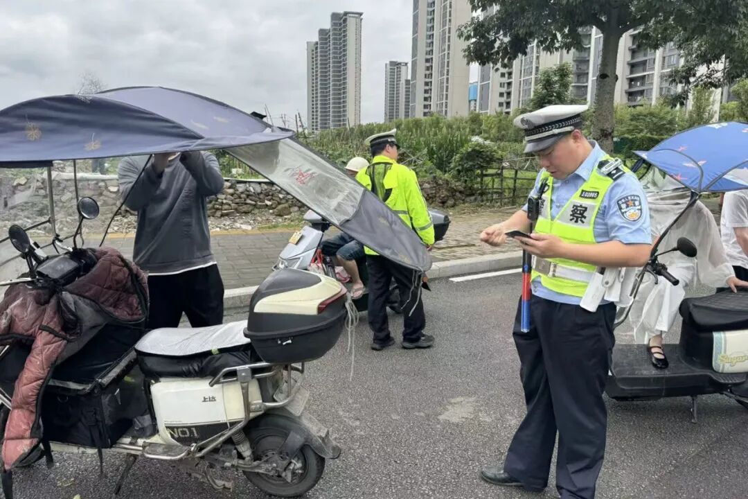 电动车加装雨篷隐患大,福州交警严查整治(图5) 电动车加装雨篷隐患大,福州交警严查整治(图5)