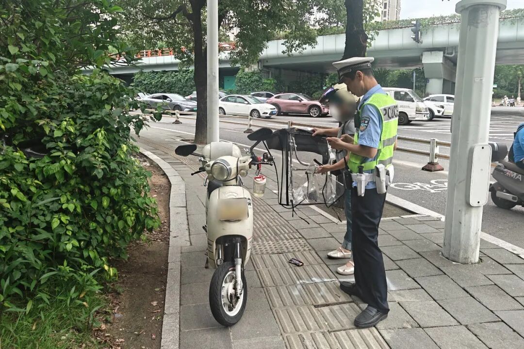电动车加装雨篷隐患大,福州交警严查整治(图6) 电动车加装雨篷隐患大,福州交警严查整治(图6)