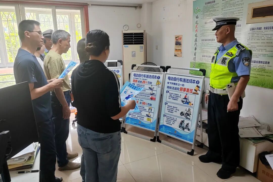电动车加装雨篷隐患大,福州交警严查整治(图7) 电动车加装雨篷隐患大,福州交警严查整治(图7)