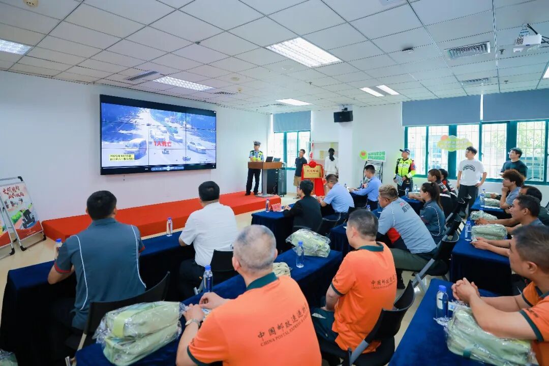 电动车加装雨篷隐患大,福州交警严查整治(图8) 电动车加装雨篷隐患大,福州交警严查整治(图8)