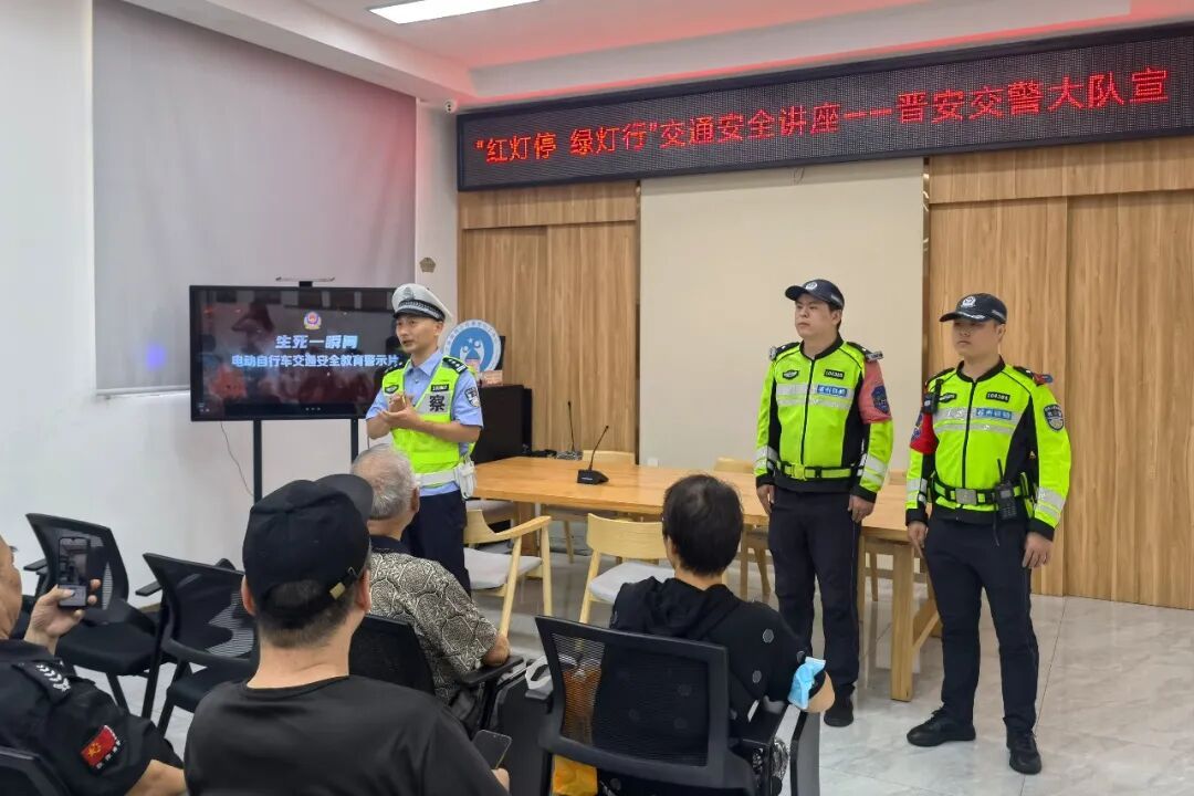 电动车加装雨篷隐患大,福州交警严查整治(图9) 电动车加装雨篷隐患大,福州交警严查整治(图9)
