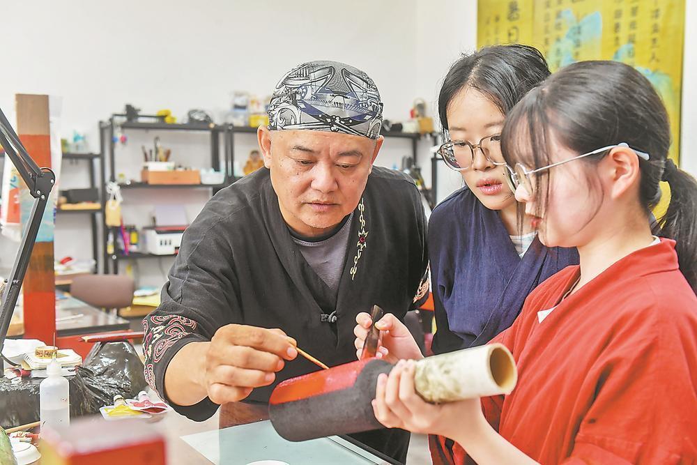 台胞在福州教漆器，非遗研学村吸引两岸手艺人(图1)