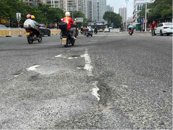 福建莆田小学旁道路破损，家长接送不便，市政承诺将及时修复(图1)