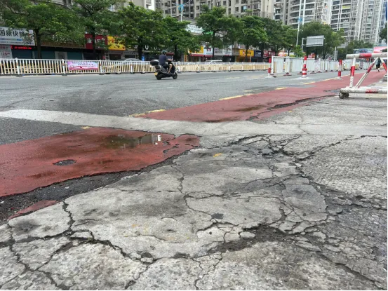 福建莆田小学旁道路破损,家长接送不便,市政承诺将及时修复(图2) 福建莆田小学旁道路破损,家长接送不便,市政承诺将及时修复(图2)