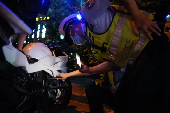 莆田交警夜间出击，严查飙车扰民行为(图3)