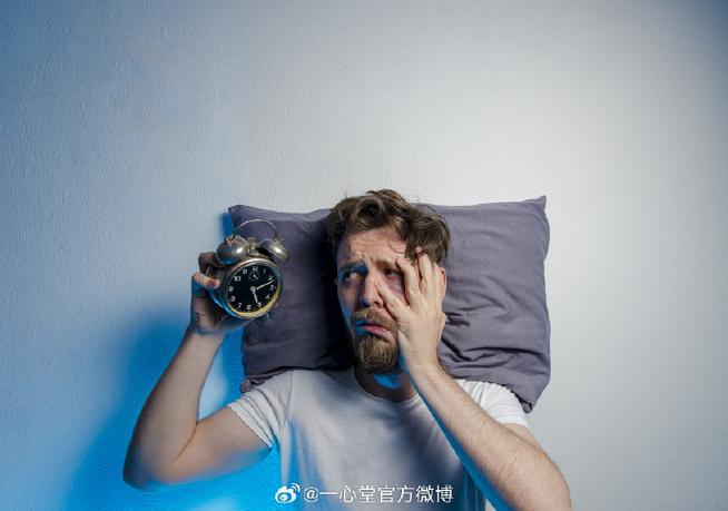 熬夜看球头痛欲裂？医生警告：生物钟乱了补觉也没用(图2)