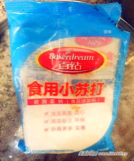 锅盖油烟机油腻难洗？小苏打粉一擦就亮，便宜又好用(图1)