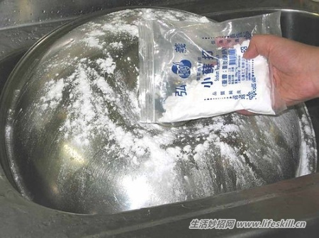 锅盖油烟机油腻难洗？小苏打粉一擦就亮，便宜又好用(图2)