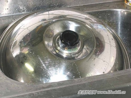 锅盖油烟机油腻难洗？小苏打粉一擦就亮，便宜又好用(图3)