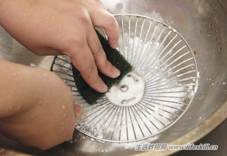锅盖油烟机油腻难洗？小苏打粉一擦就亮，便宜又好用(图4)