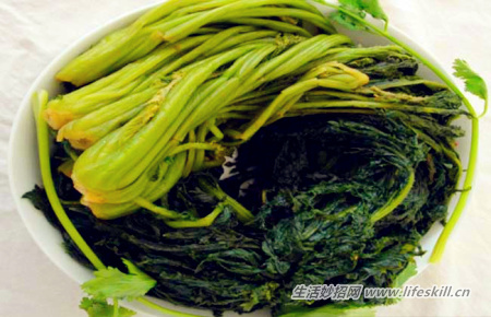 腌雪菜时掌握这个小窍门，味道更鲜香(图1)
