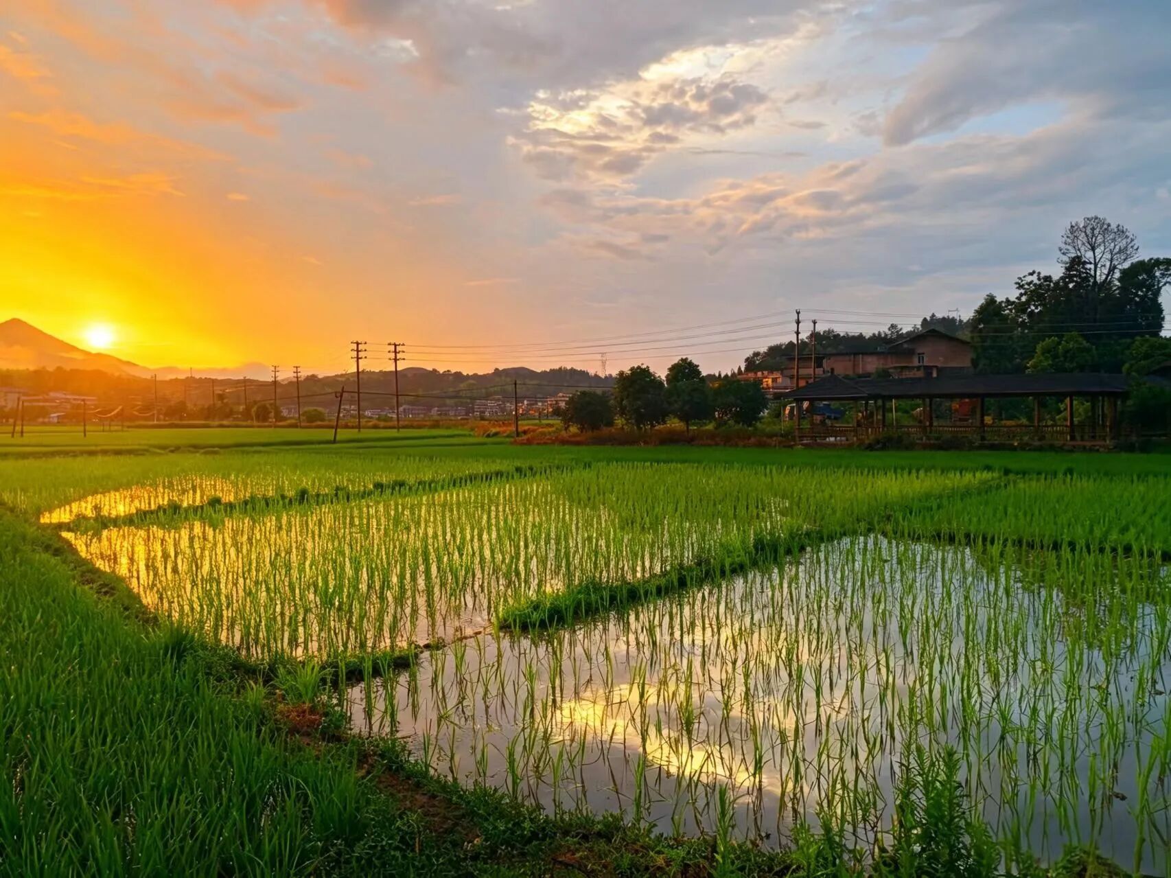 雨后永泰同安镇，山青霞染，田园风光治愈人心(图1)