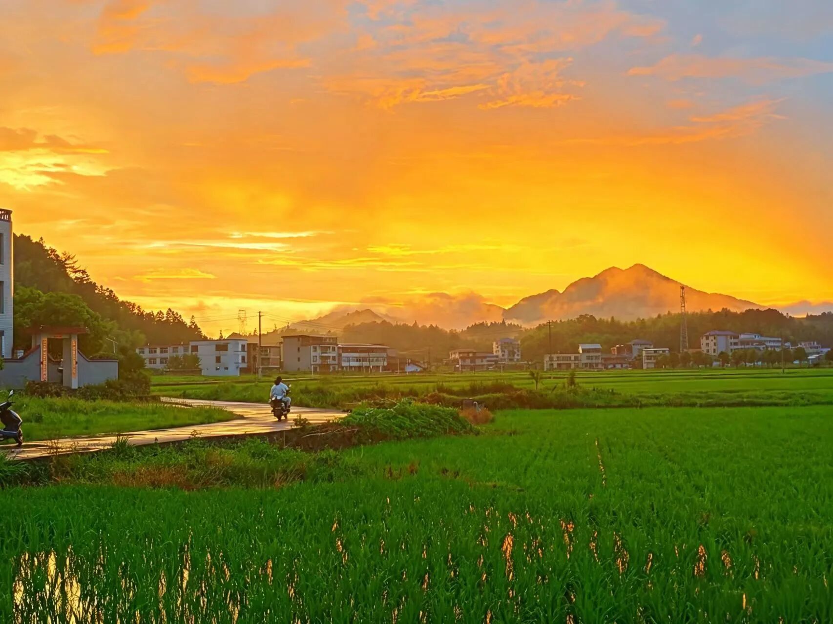 雨后永泰同安镇，山青霞染，田园风光治愈人心(图2)