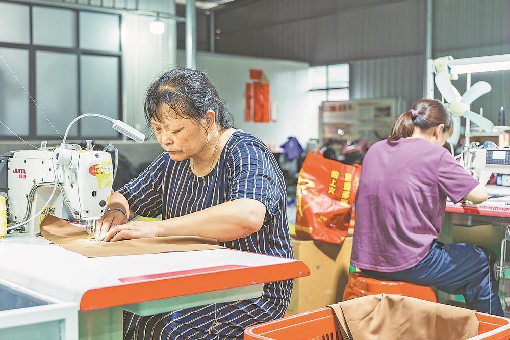农村留守老人零工赚钱，家门口缝纫活轻松干(图1)