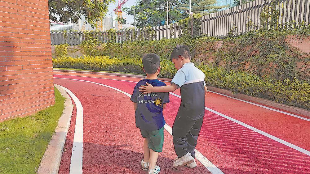 孤独症孩子上学难？影子老师帮他们融入课堂(图2)