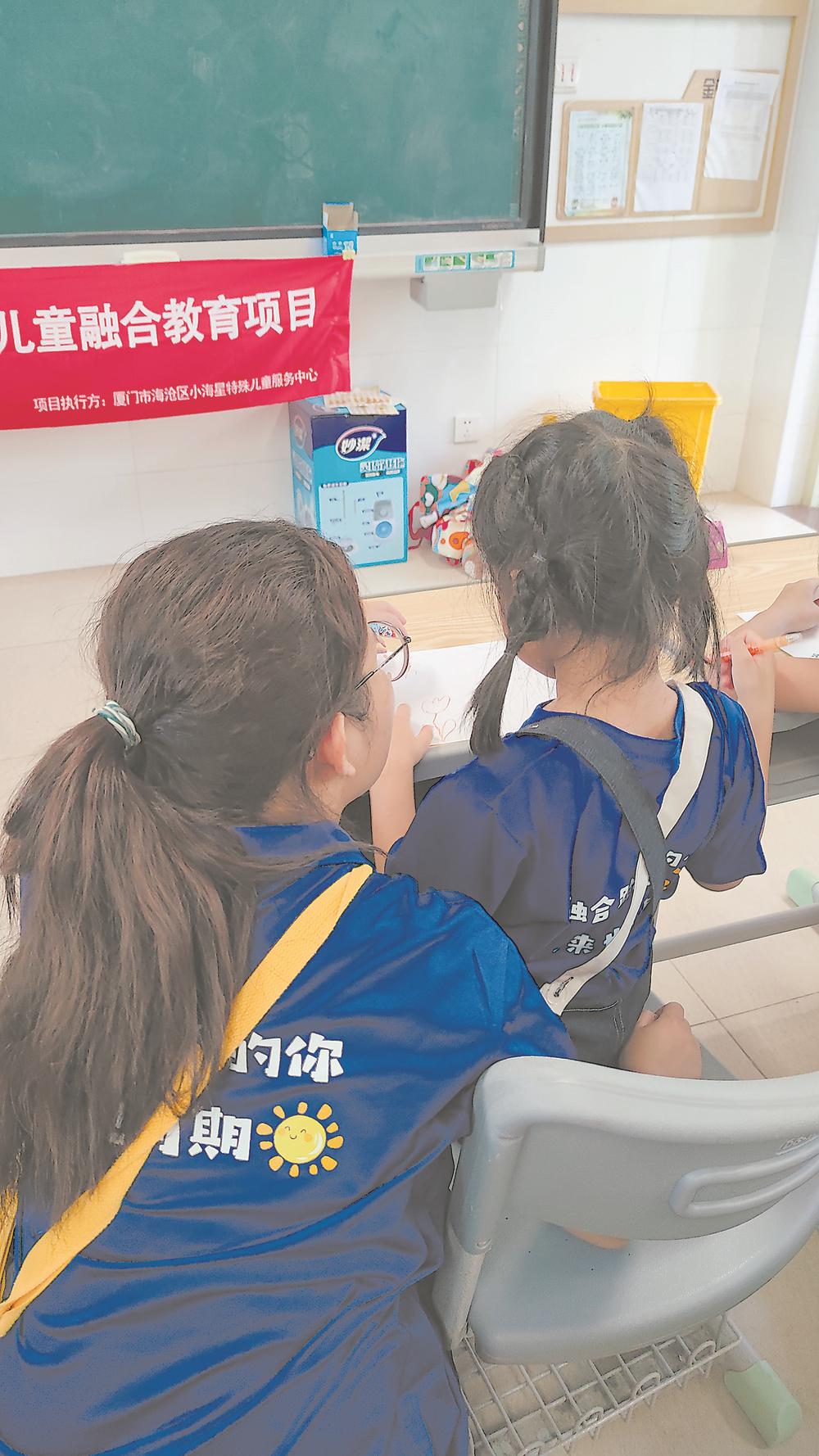 孤独症孩子上学难？影子老师帮他们融入课堂(图4)