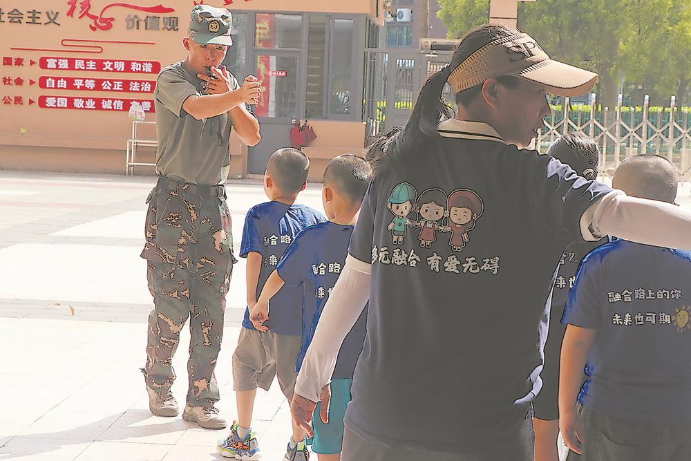 孤独症孩子上学难？影子老师帮他们融入课堂(图6)