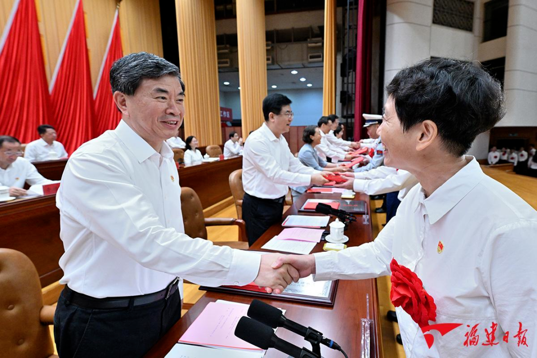 福建表彰优秀党员，学习先进争当先锋(图2)