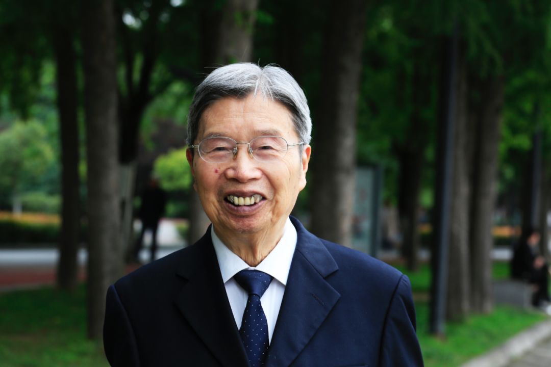 陈俊武院士:科技报国70年,获颁七一勋章(图2) 陈俊武院士:科技报国70年,获颁七一勋章(图2)