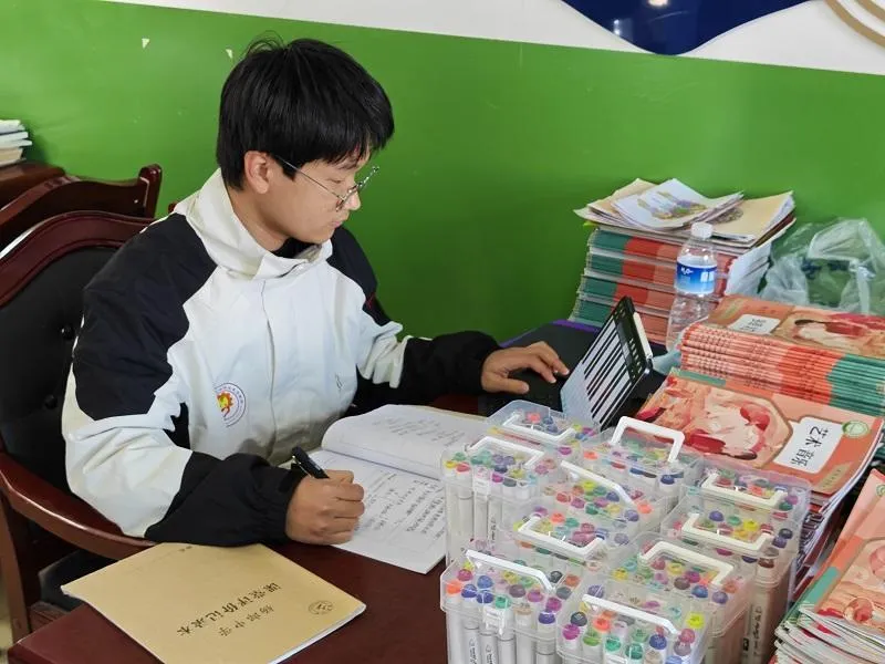 闽籍党员教师扎根西部讲台,以支教行动诠释初心使命(图2) 闽籍党员教师扎根西部讲台,以支教行动诠释初心使命(图2)