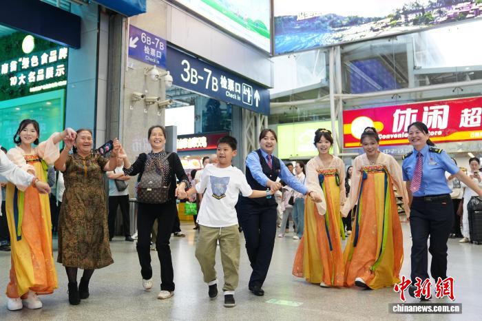 2026暑运启动!云南铁路预计发送2790万人次,热门旅游地全在这(图1) 2026暑运启动!云南铁路预计发送2790万人次,热门旅游地全在这(图1)