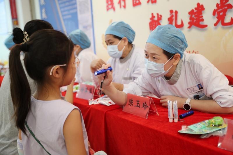 陪家人检查牙齿,自己反被发现蛀牙?义诊揭示多个护牙错误观念(图2) 陪家人检查牙齿,自己反被发现蛀牙?义诊揭示多个护牙错误观念(图2)