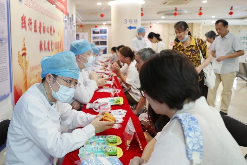 陪家人检查牙齿,自己反被发现蛀牙?义诊揭示多个护牙错误观念(图3) 陪家人检查牙齿,自己反被发现蛀牙?义诊揭示多个护牙错误观念(图3)