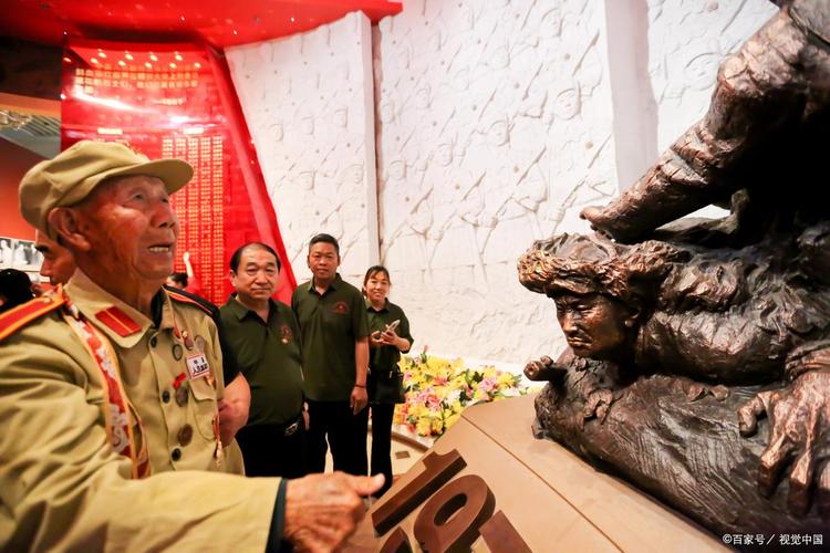73年后烈士画像回家，93岁妻子泪崩：终于见到你(图2)