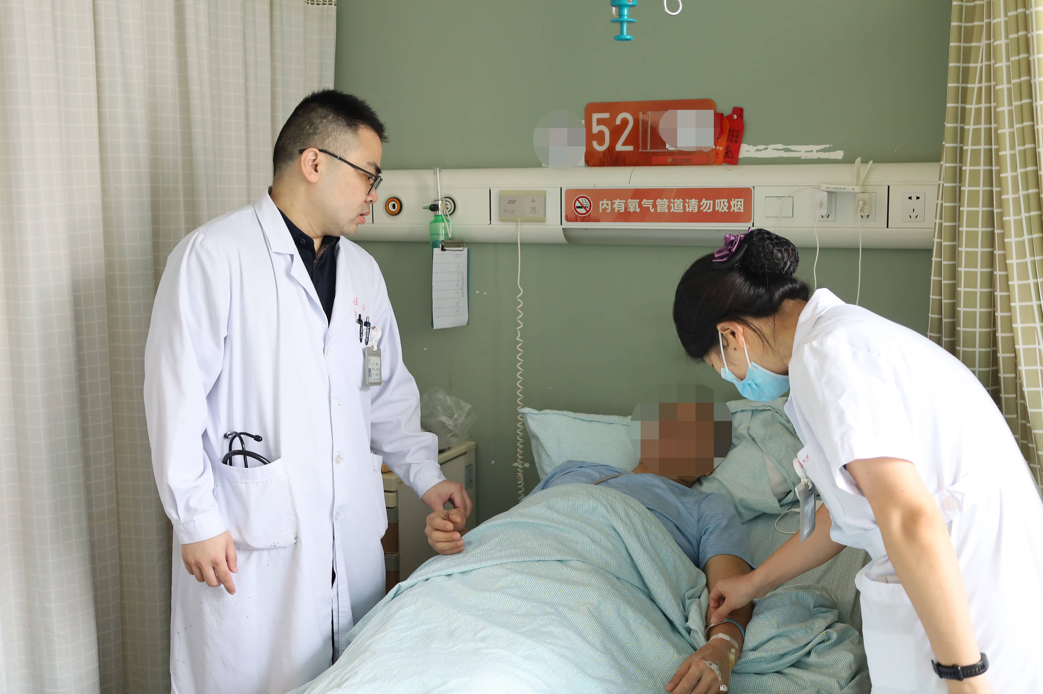 莆田男子心脏骤停,监控拍下医护争分夺秒抢救现场(图4) 莆田男子心脏骤停,监控拍下医护争分夺秒抢救现场(图4)