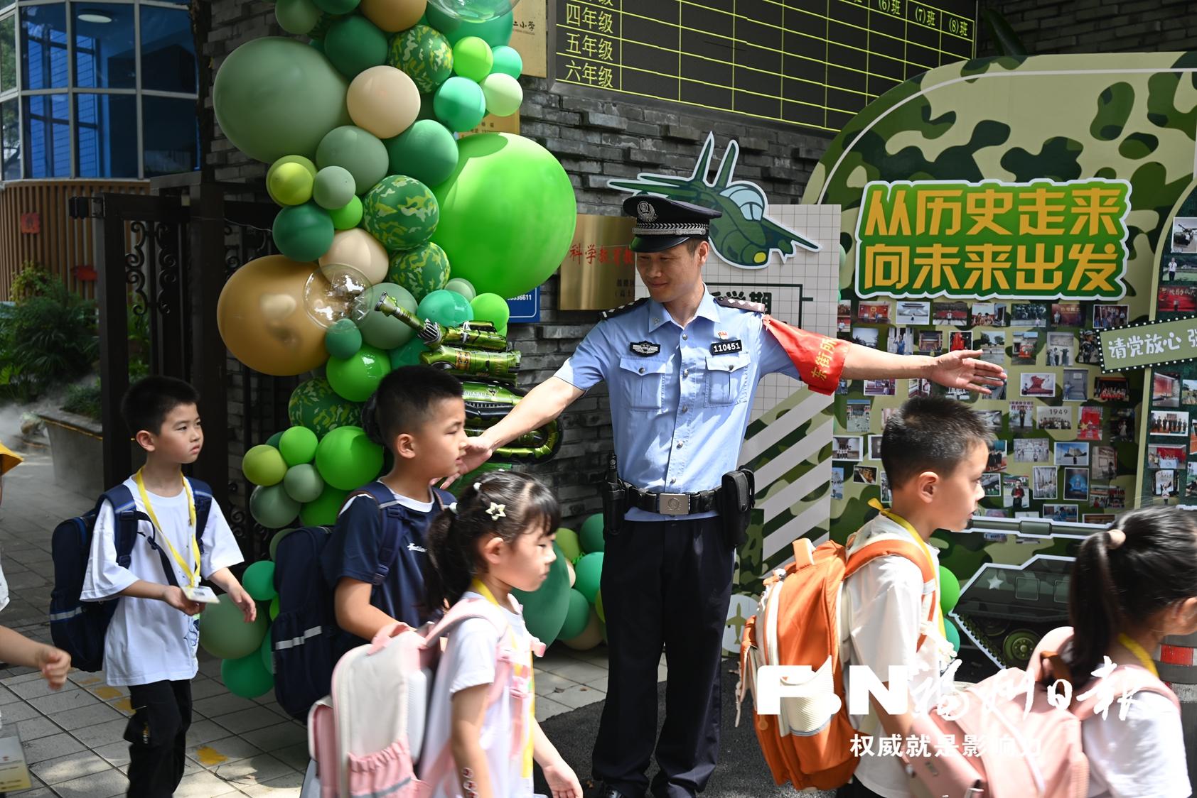 福州东街派出所27年再获一等功,快速找回走失孩子守护平安(图1) 福州东街派出所27年再获一等功,快速找回走失孩子守护平安(图1)