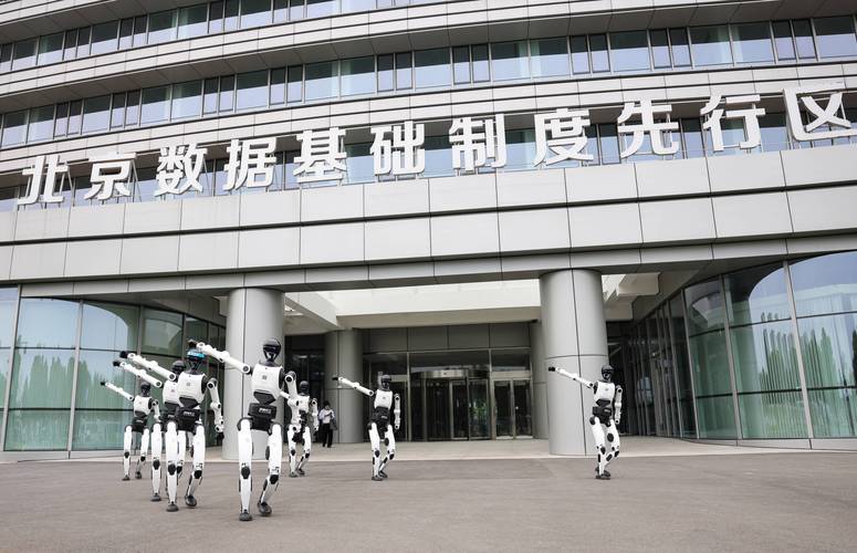 探访机器人上岗前的实战训练基地——活力中国调研记(图2) 探访机器人上岗前的实战训练基地——活力中国调研记(图2)