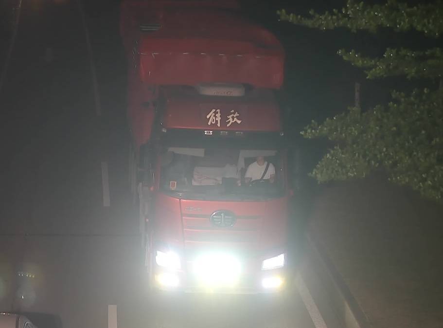 厦漳大道突现碎石带致十余车受损,肇事车辆已确认(图4) 厦漳大道突现碎石带致十余车受损,肇事车辆已确认(图4)
