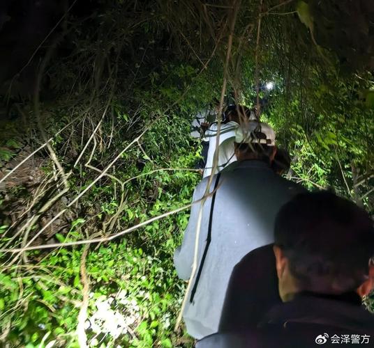男子采药坠崖被困深山，民警连夜搜救脱险(图1)