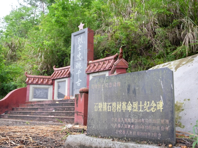 福建父女重访烈士陵园,寻找无名英雄的红色记忆(图1) 福建父女重访烈士陵园,寻找无名英雄的红色记忆(图1)