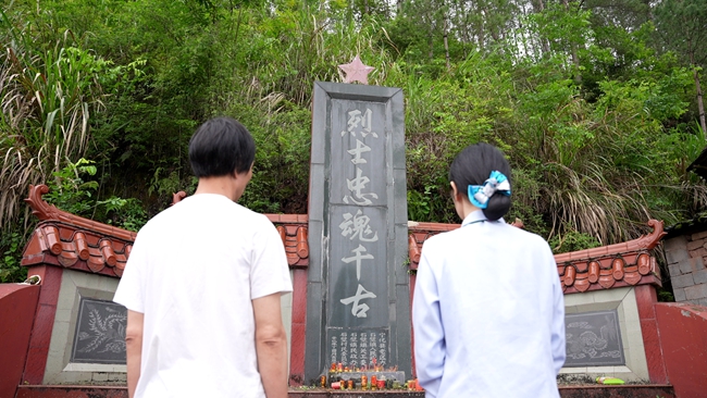 福建父女重访烈士陵园,寻找无名英雄的红色记忆(图3) 福建父女重访烈士陵园,寻找无名英雄的红色记忆(图3)