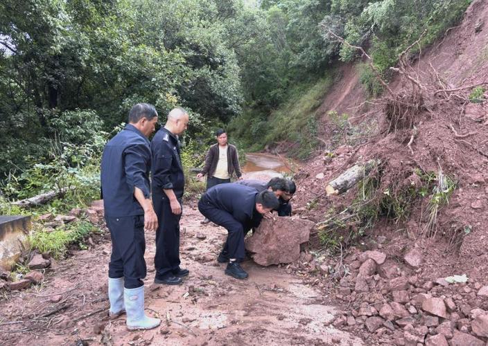 宁德修路打通山区命脉,村民出行致富路越走越宽(图1) 宁德修路打通山区命脉,村民出行致富路越走越宽(图1)