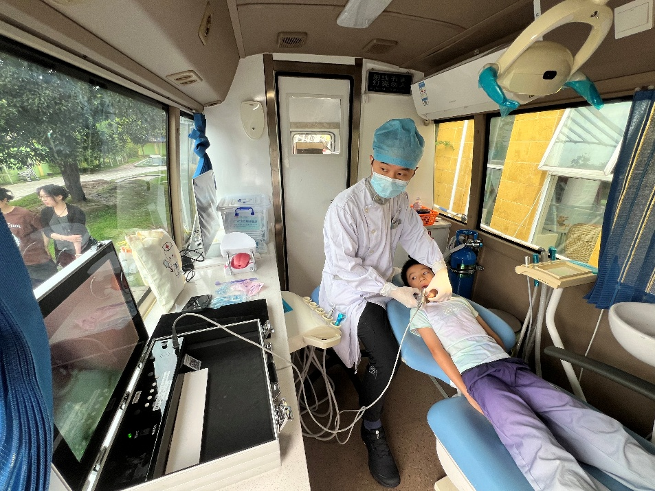 福建口腔专家进社区幼儿园,免费看牙查龋齿,家门口享受省级医疗服务(图2) 福建口腔专家进社区幼儿园,免费看牙查龋齿,家门口享受省级医疗服务(图2)