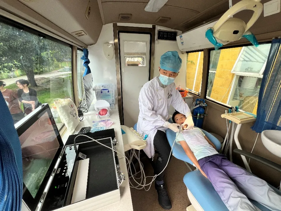 福建口腔专家进社区幼儿园,免费看牙查龋齿,家门口享受省级医疗服务(图2) 福建口腔专家进社区幼儿园,免费看牙查龋齿,家门口享受省级医疗服务(图2)