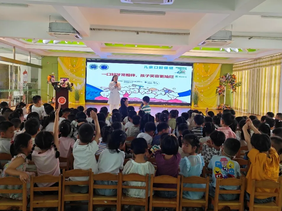 福建口腔专家进社区幼儿园,免费看牙查龋齿,家门口享受省级医疗服务(图3) 福建口腔专家进社区幼儿园,免费看牙查龋齿,家门口享受省级医疗服务(图3)