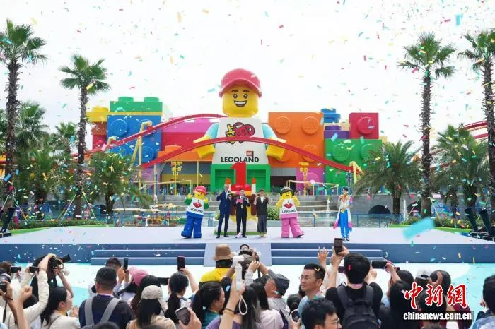 上海乐高乐园一年200万人次，迪士尼十年1亿，两大乐园谁更值得去？