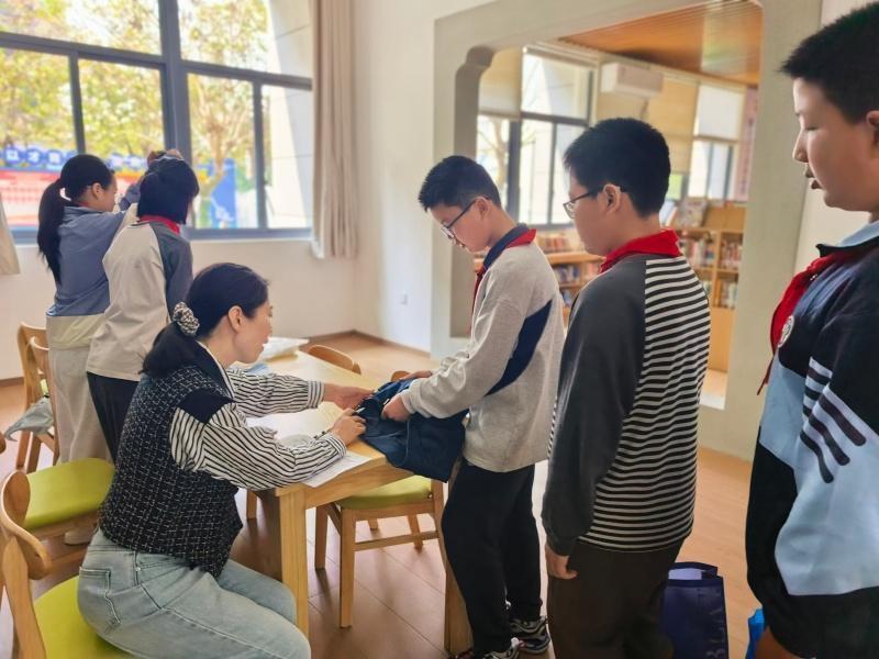 福州小学生毕业捐298套闲置校服,循环利用传递爱心(图1) 福州小学生毕业捐298套闲置校服,循环利用传递爱心(图1)